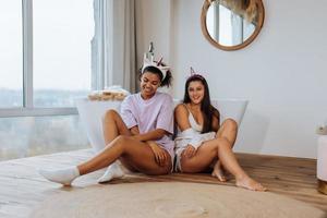 deux filles parlent sur le sol de la salle de bain photo