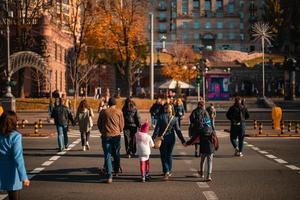 beaucoup de gens traversent la rue aux feux de circulation. photo