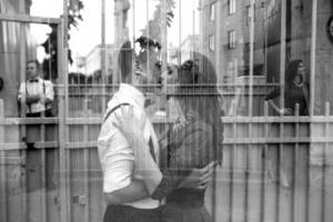 beau couple européen posant dans la rue photo