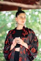 la cérémonie du thé est effectuée par le maître du thé en kimono photo