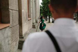 beau couple européen posant dans la rue photo