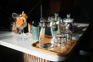 quatre tasses en verre sur le comptoir du bar avec accessoires de service. photo