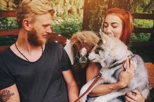 beau couple avec chien sur une balançoire photo