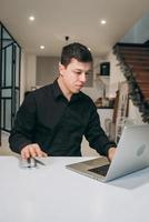 jeune homme au bureau photo