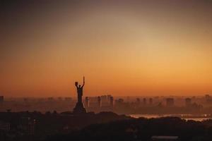 monument de la mère patrie au coucher du soleil. à kiev, ukraine. photo