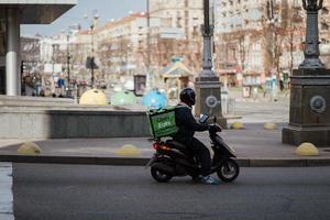 kiev, ukraine, 28 mars 2020, uber mange de la nourriture livrée à domicile en scooter, continue pendant la pandémie de coronavirus n-cov19 photo