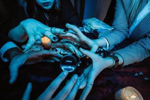 groupe de personnes et femme diseuse de bonne aventure avec boule de cristal photo