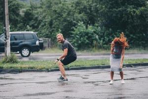 beau couple sous la pluie photo