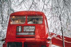 aimer le jeune couple s'embrasser dans le bus rouge, s'amuser photo