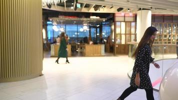 la fille de la mode dans le hall du supermarché photo