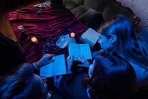 deux femmes et un gars lisent des livres mystérieux, vue rapprochée photo