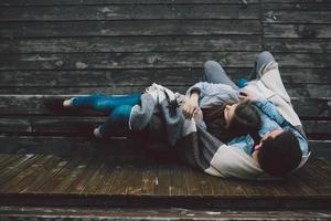 jeune couple enveloppé dans un plaid photo