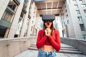 femme dans un casque de réalité virtuelle marche dans la rue