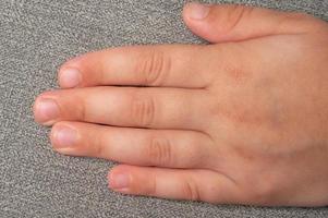 gros plan sur les ongles, les doigts et les ongles sales et mal coupés de l'enfant. photo