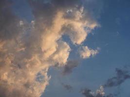 ciel bleu dramatique au coucher du soleil avec fond de nuages photo