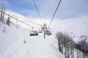 une belle vue sur le sommet des montagnes depuis la cabine du téléski photo