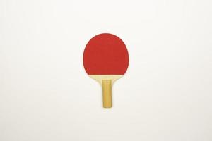 une raquette de ping-pong rouge est prête pour les compétitions de ping-pong. photo
