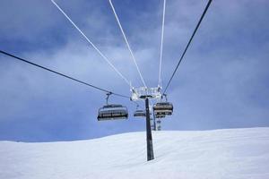 une belle vue sur le sommet des montagnes depuis la cabine du téléski photo