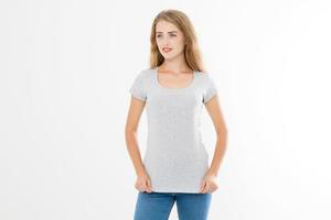 jeune femme blonde avec un corps mince en forme de t-shirt de modèle vierge et un jean isolé sur fond blanc. soins de la peau et des cheveux. copier l'espace et la maquette photo