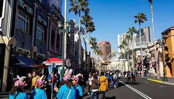 Osaka, Japon, le 9 avril 2019. Il s'agit d'une photo de vue arrière de personnes entrant dans Universal Studios Japan.