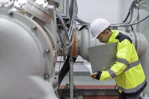 ingénieur électricien vérifiant la tension à l'armoire de distribution électrique dans la salle de contrôle, maintenance préventive annuelle, électricien thaïlandais travaillant dans l'entreprise photo