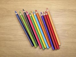 crayons de couleur sur un fond en bois photo