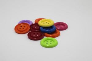 Jouets pour enfants colorés comme des boutons sur des vêtements isolés sur fond blanc photo