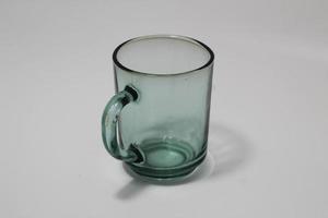 tasse en verre isolé sur fond blanc photo