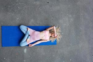 jeune femme blonde mince faisant des exercices de yoga photo
