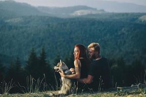 photo d'un couple à la montagne