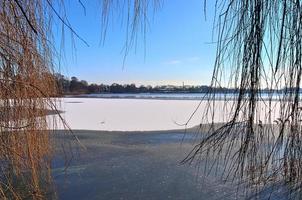 paysage de lac gelé couvert de neige en europe du nord par une journée ensoleillée. photo