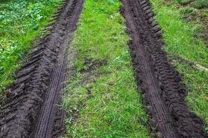 terrains agricoles et acres en haute résolution montrant des traces de pneus et des fissures. photo