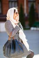 fille dans un manteau dans la rue photo