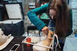 portrait de jeune femme appréciant le travail préféré dans l'atelier. photo