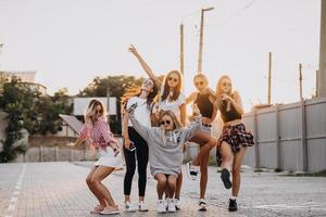 six jeunes femmes dansent dans un parking photo