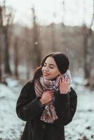 jeune beau modèle posant dans la forêt d'hiver. portrait de mode élégant photo