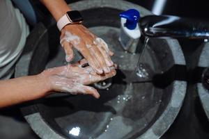 homme se lavant les mains pour se protéger contre le coronavirus photo