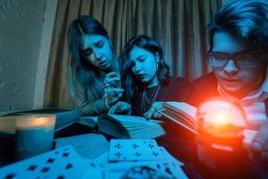 deux femmes et un gars lisent des livres mystérieux, vue rapprochée photo