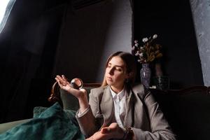 femme en costume d'affaires tenant une boule de cristal photo