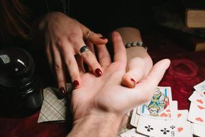 lire les lignes main dans les mains d'un homme photo