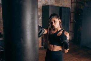 séance d'entraînement de boxe de jeune femme au gymnase photo