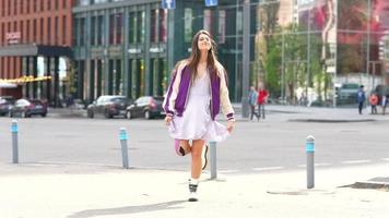 portrait ludique d'une jolie jeune femme, s'amusant dans la rue. photo