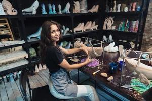 portrait de jeune femme appréciant le travail préféré dans l'atelier. photo