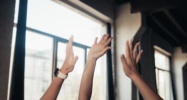 les femmes se donnent cinq après avoir fait un excellent entraînement au gymnase. photo