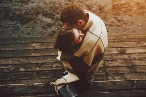 jeune couple enveloppé dans un plaid photo