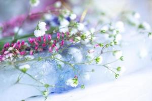 un beau bouquet de fleurs en glace sur fond clair. photo