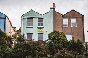 drapeau national de l'ukraine dans la maison britannique photo