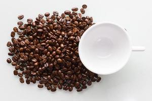 tasse à café blanche et grains de café.