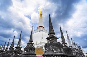 Grand stupa antique à Wat Mahathat, Thaïlande