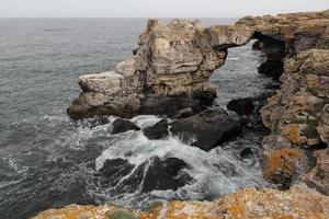 paysage marin incroyable sur les falaises en pierre près du village de tyulenovo, mer noire, bulgarie photo